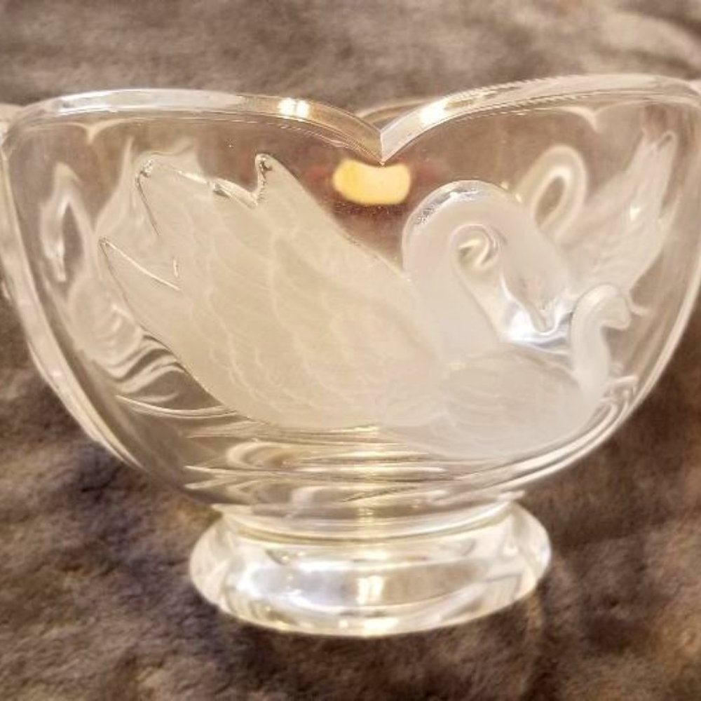 CLEAR GLASS FOOTED BOWL WITH EMBOSSED FROSTED SWAN DESIGN BOWL TELEFLORA